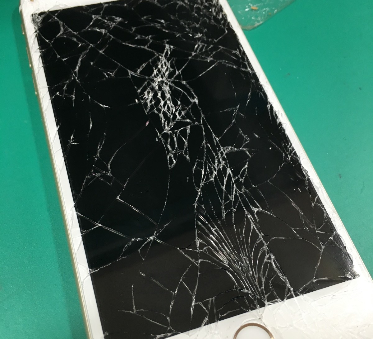 iPhone6フロントガラス割れ