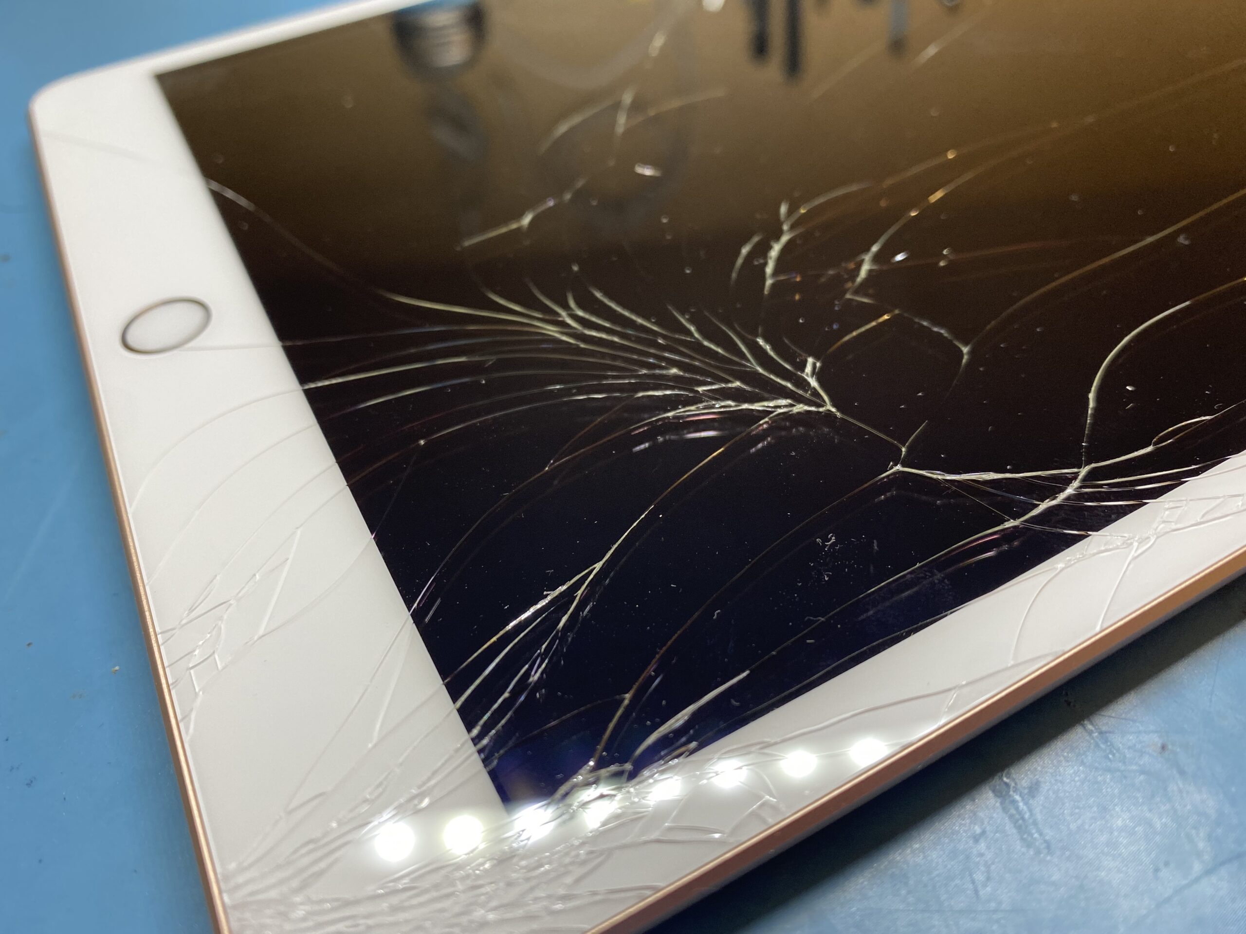 iPad第7世代のフロントガラス割れ😱 | 札幌でiPhone修理・故障は安心の道内企業スマートクリア 信用・信頼・高技術の『期待に応える誠実なiPhone修理店』