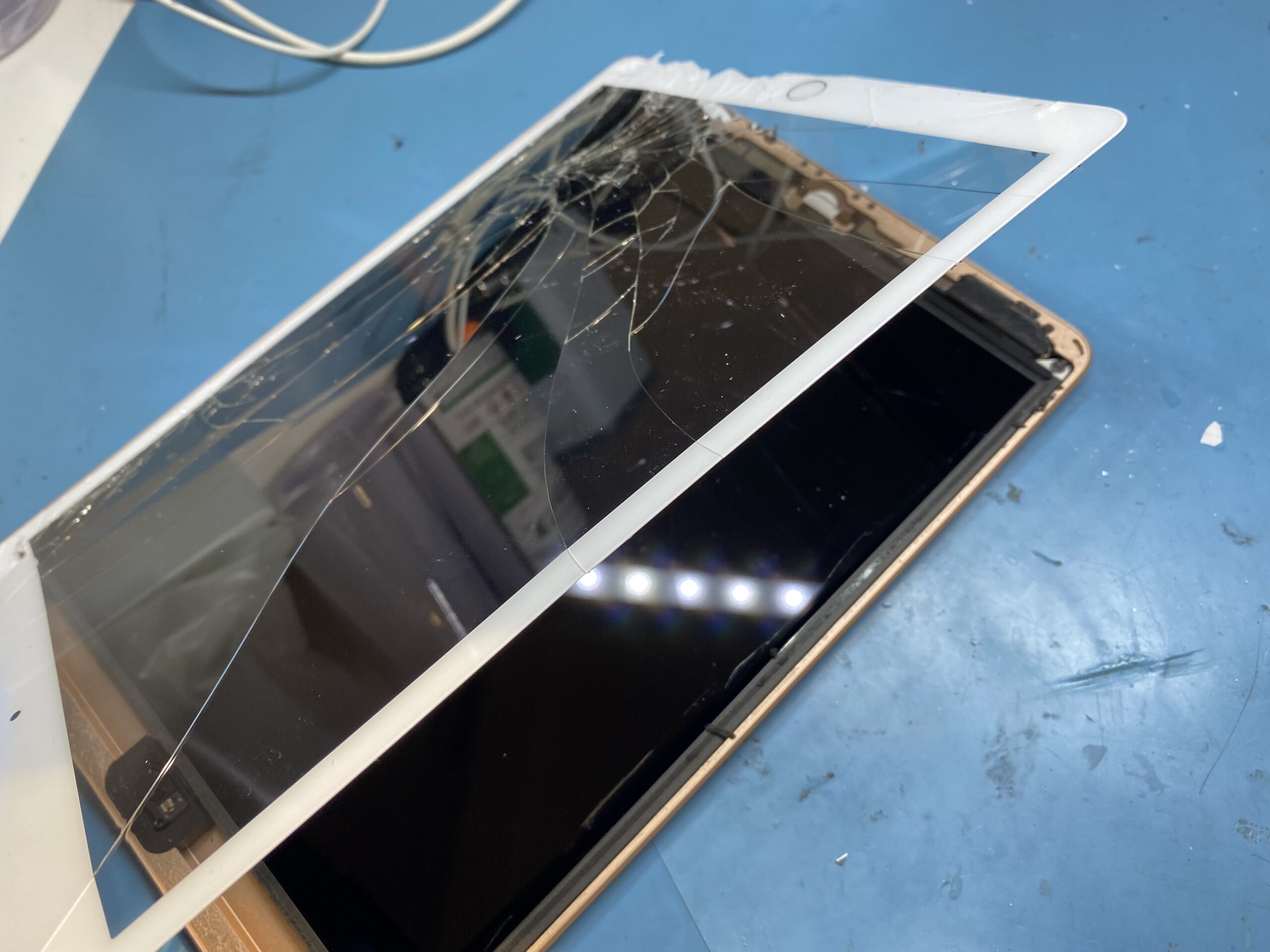 iPad第7世代のフロントガラス割れ😱   札幌でiPhone修理・故障は安心の